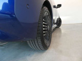 リヤタイヤの溝も十分に残っております。タイヤサイズは215/50R17となっております。