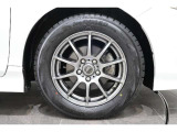 社外のアルミホイールが足元を飾ります!タイヤサイズは205/60R16 になります。