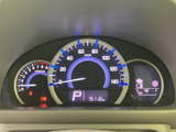 必要な情報をひと目で確認できる、見やすいメーターデザインです。運転中の視認性を高め、安全運転をサポートします。