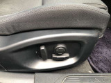 運転席・助手席とも電動シートです。