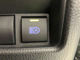 自動ハイビームです。装置をONにしておくと、自車の前方に他車のヘッドライトかテールライトを自動で感知。前方に他車がいる場合は自動でロービーム、他車がいない場合は自動でハイビームに切り替わってくれます。