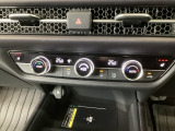 【左右独立オートエアコン】左右席で独立温度コントロールが可能です。運転席はキンキンに冷やして助手席はマイルドにと言った設定が可能です☆暑さ寒さでケンカすることもなくなりますね♪
