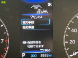 ロードサインアシスト付です。道路標識(制限速度)を検知しディスプレイに制限速度を表示してくれます。標識を見落としてもメーターパネルのディスプレイを見れば、今走っている道路の制限速度がわかります。