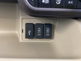 USB入力端子付いています。USBメモリを接続して音楽ファイル、画像ファイル、動画ファイルなどをナビ画面で楽しめます ※一部のディスプレイオーディオ、CDチューナーの場合は音楽ファイルのみとなります
