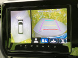 駐車の際に役立つアングルガイド表示。後退時の安全確認をサポートし、スムーズな駐車操作をアシストします。見やすい映像で、運転を安心にサポート。