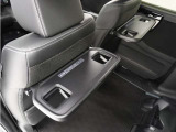 ◆シートバックテーブル◆フロントシートの背面に後席用のテーブルがついています。小物が置けて!カップホルダーもあります、ドライブ中や休憩時にも便利なテーブルです。