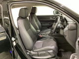 女性でも運転がしやすいように、シートの高さ調整機能(シートリフター)がついています。広い足元にゆったり座れるシートには肘掛も装備しており長距離の運転でも疲れにくいシートです。
