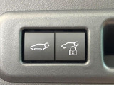 【パワーバックドア】スマートキーや運転席のボタンを押すだけでリアゲートが自動で開閉します!荷物を持っている時や、高い位置にあるバックドアを閉める際に便利な機能です♪
