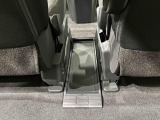 前後席間の縦移動、運転席・助手席の横移動など車内の行き来がスムーズになるフロントウォークスルーを設けています。床面には小物の置けるセンターフロアトレイ。