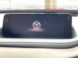 【10.25インチマツダコネクト】車内の雰囲気にマッチした大型ディスプレイ。スマホ接続でのナビ使用やBluetooth再生等、様々な機能が楽しめます。直感的なダイヤル操作が可能で、使い勝手も良好です。
