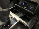 ドリンクホルダー、ちょっとした物も置けるので、便利ですね。