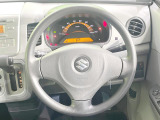 インテリアに合わせたデザインのステアリングは、運転される方のことも考え、運転しやすい形状、大きさです。是非一度、実際に触ってお確かめください。