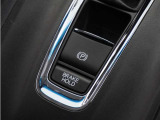 オートブレーキホールド機能付き電子パーキングブレーキ!ブレーキペダルを足から離しても停車状態を保ちます。アクセルを踏めば自動でブレーキが解除され、発進可能!