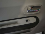 パワーウィンドウのスイッチですよ。運転席に居ながら窓を開け閉めのコントロールできます。