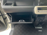 グローブボックスです!車内の収納力もある車です!