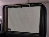 後席にお乗りの方が眩しくないように日差しを軽減する格納式リヤドアサンシェードが付いてます