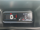 視認性の高いデジタルメーターで、運転に必要な情報をひと目で確認できます。シンプルで分かりやすい表示で、安心してドライブをお楽しみいただけるでしょう。
