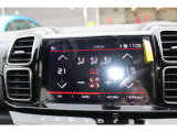 空調・ラジオ先客画面・車両設定・AppleCarplayを一画面にまとめたセンターパネル。