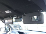 【バニティミラー】運転席、助手席共にサンバイザーにバニティミラーを装備。