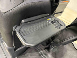 飲み物や食べ物を気軽に置ける格納式シートバックテーブルを、運転席と助手席の背もたれにご用意。車中泊も快適です!