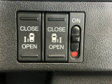 パワースライドドアの開閉はスマートキーのリモコンやドアノブは勿論、運転席側のスイッチ操作でも開閉ができ、安全・簡単です