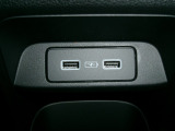 運転席と助手席の間に、後部座席で使える充電ポートが2つありとても便利です!