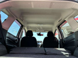 コンパクトな車ですが、大人が乗っても、頭がぶつかりにくい高さがあり、広々として室内となっており、快適なドライブを実感できますよ!