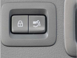【パワーバックドア】スマートキーや運転席のボタンを押すだけでリアゲートが自動で開閉します。両手に荷物を持っている時や高い位置のバックドアを閉める際に便利な機能です。