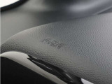 ◆助手席エアバッグ◆SRSエアバッグは、シートベルトだけでは防ぎきれない衝突時の衝撃から乗員を守るための安全装置。衝突時に瞬時に膨らみ、頭部や胸部がダッシュボードに直接衝突するのを防ぎます。