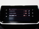 アンビエントライトやハンズフリーアクセスなど、車内の快適機能をスマートに管理。