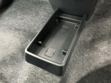 【センターフロアトレイ】ボックスティッシュを置いた下にも携帯電話などを収納できる空間が設けられております♪