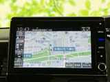 高精細な地図表示で、スムーズなルート案内を実現。周辺施設の情報も確認でき、安心してドライブをお楽しみいただけます。
