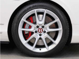 ■V8S専用20インチアルミホイール ■大型ブレーキキャリパー(レッドペイント)