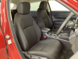 広い足元にゆったり座れるシートには肘掛けも装備しており長距離の運転でも疲れにくくなってます。女性でも運転がしやすいように、シートの高さ調整機能(シートリフター)がついています。