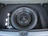 荷室床下に車載工具とともに装備されています。万が一のトラブル時にも安心です。