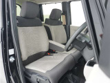 運転席と助手席は足元が繋がっているので自由に行き来しやすいので駐車場が狭いときでも助手席側からスムーズに乗り降りできて便利!
