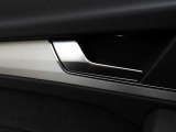 手に馴染みやすいドアハンドルを採用し、日常の乗り降りを快適にサポートします。