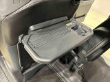 飲み物や食べ物を気軽に置ける格納式シートバックテーブルを、運転席と助手席の背もたれにご用意。車内の休憩も快適です!