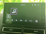 多彩な機能が搭載されたオーディオ画面で、お好みの音楽や映像をお楽しみいただけます。スマートフォン連携も可能で、快適なドライブをサポートします。