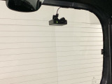 後方にもドライブレコーダーのカメラが付いています。前後両方でお車の周りを監視・記録いたします。