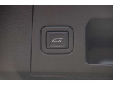 パワーテールゲート 両手に荷物を持っている時などに重宝致します。また、足元のセンサーにてリアゲートを操作するハンズフリー機能も装備致します。