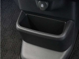 インパネ中央の下部には、ごみ箱としても使用する事ができるセンターロアボックスを装備しております。