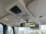 【運転席ドアロアーポケット・ボトルホルダー付き】雑誌や地図もすっぽり収納できます。お気に入りのマイボトルの収納にもお使い下さい。