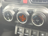 【オートエアコン】一度お好みの温度に設定すれば、車内の温度を検知し風量や温度を自動で調整。暑い&hellip;寒い&hellip;と何度もスイッチ操作をする必要はありません。快適な車内空間には必須の機能ですね♪