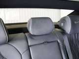 後席にはセンターの席にもヘッドレストが用意されています 左右の席と同様に高さ調節も可能です