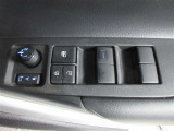 運転席側のパワーウィンドウスイッチです。全ての窓の開閉操作ができます。