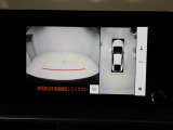 パノラミックビューモニターを装備。駐車場や交差点でクルマを真上から見るように周囲を確認できます。機能の詳細は販売店スタッフまでおたずねください。