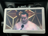 停車時にTVを視聴可能。家族旅行や休憩時間に、子供たちを楽しませることができます。移動時間の有効活用に役立つ便利な機能です。