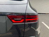 テールランプにもシグネチャーラインの入った多連装LEDコンビネーションランプを採用。LEDは一般電球やHIDに比べて応答速度が非常に速く被視認性も高いため後方からの追突リスク軽減にも大きく役立ちます。