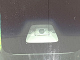 【スマートアシスト】走行中に前方の車両等を認識し、衝突しそうな時は警報とブレーキで衝突回避と被害軽減をアシスト。より安全にドライブをお楽しみいただけます。